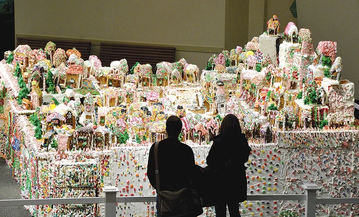 Turta dulce folosită  în construcţia acestui sătuc  comestibil cântăreşte 453 de kg