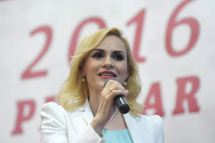 
    Rochia roz a Gabrielei Firea i-a atras critici dureFoto: arhivă personală  