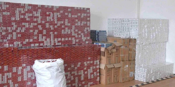 Ţigări de contrabandă de aproape un milion de lei confiscate de poliţiştii de frontieră. FOTO Poliţia de Frontieră