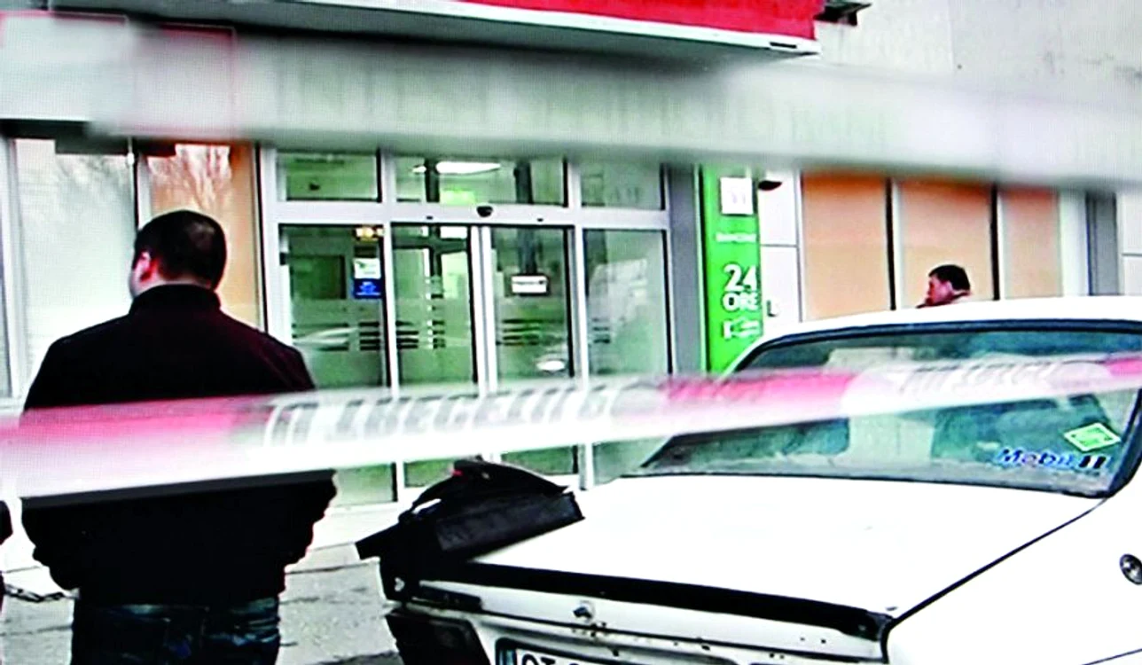 
    Femeia a luat dintr-un sertar suma de 20.000 de lei şi le-a dat-o atacatorilor  