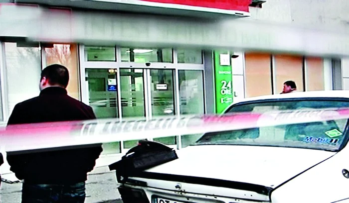 
    Femeia a luat dintr-un sertar suma de 20.000 de lei şi le-a dat-o atacatorilor  