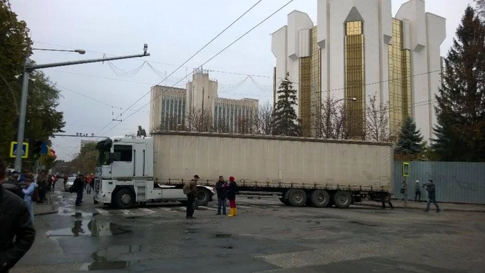 camion a lui usatii si dodon blocat strada