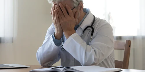 Doctor - medic epuizat - suparat - nervos FOTO Shutterstock 