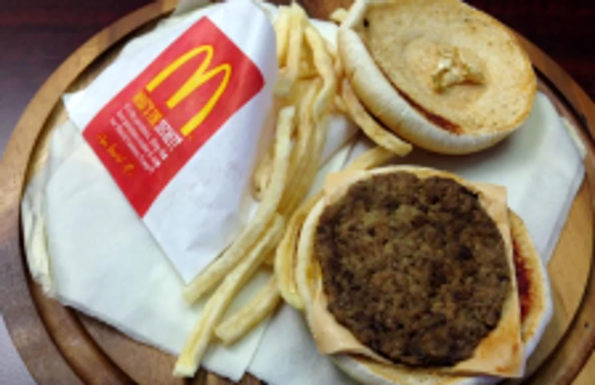 Un cheesburger de la Mc Donald a fost testat în condiţii de laborator pentru a vedea în cât timp se descompune în stomac Foto Arhiva Adevărul