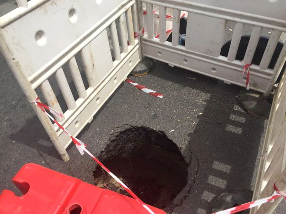 
    Groapa apărută din senin pe unul dintre cele mai mari bulevarde din București a dat peste cap traficul auto  