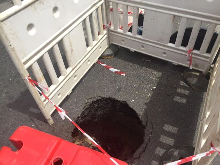 
    Groapa apărută din senin pe unul dintre cele mai mari bulevarde din București a dat peste cap traficul auto  