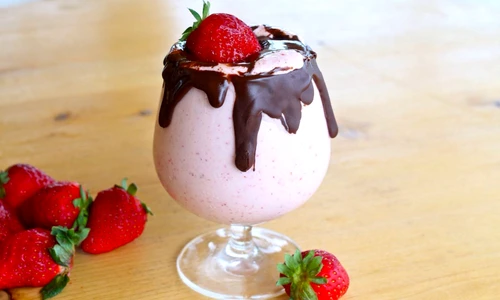 Milkshake de ciocolata cu banane si capsune Sursa foto trusper com  jpeg