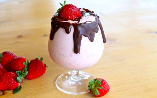 Milkshake de ciocolata cu banane si capsune Sursa foto trusper com jpeg