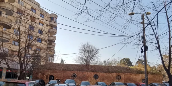 Bucata din fostul zid de fortificaţie a Timişorei aşteaptă să fie restaurată FOTO Ş.Both