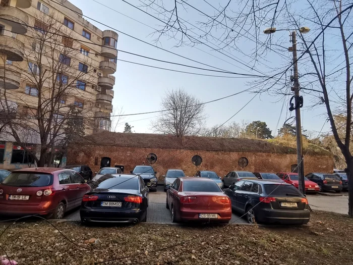 Bucata din fostul zid de fortificaţie a Timişorei aşteaptă să fie restaurată FOTO Ş.Both