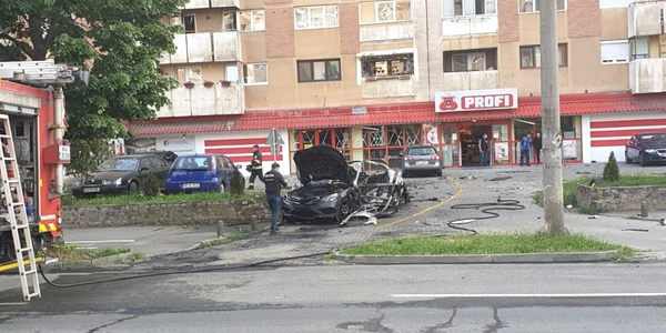 Masina explodata parcare supermarket Arad FOTO aradon.ro