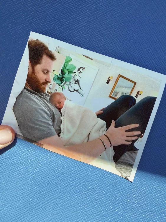 Prințul Harry alături de Prințul Archie în ziua în care s a născut, Foto Instagram Meghan Markle jpg