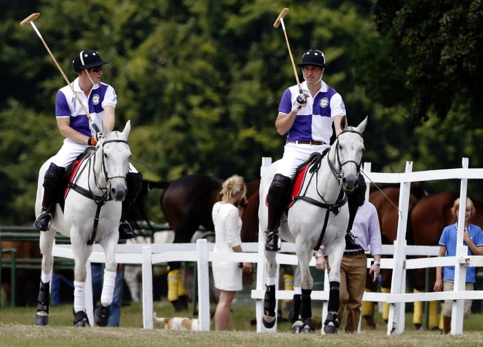 Prinţul Harry (dreapta) şi William (stânga) au concurat la un meci de polo al clubului Cirencester. FOTO: Reuters