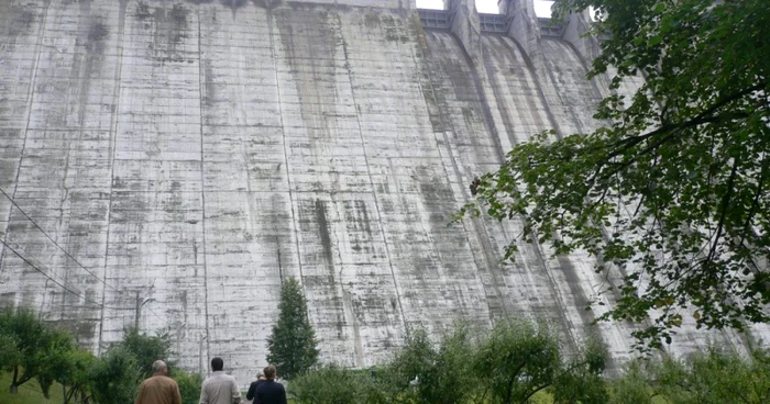 Barajul de la Bicaz are o înălţime de 127 de metri FOTO: Dan Sofronia