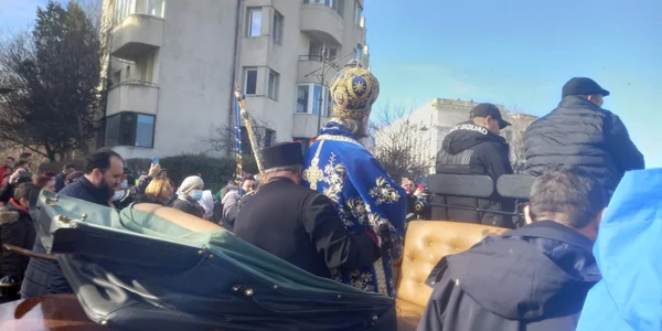 Teodosie ţinut în braţe de un preot FOTO M.I. 