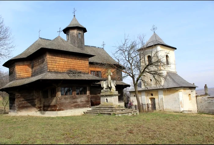 Biserica de lemn din incintă FOTO Cosmin Zamfirache