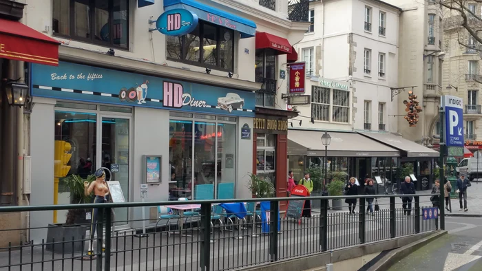 Pe stradă, în dreptul cafenelelor, se simte miros de croissante proaspăt scoase din cuptor