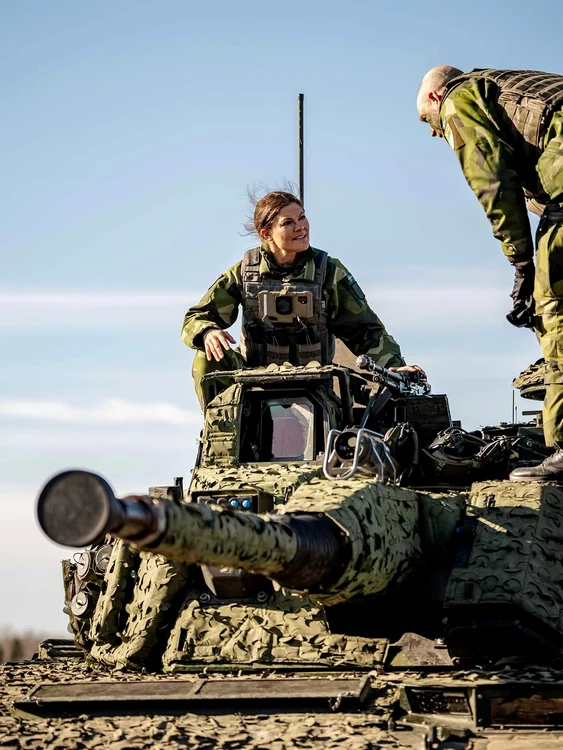 Prințesa Victoria în haine militare, Instagram (5) jpg