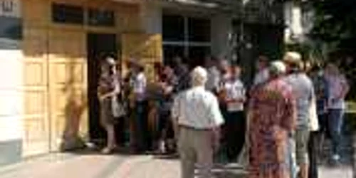 Aglomeraţie la secţia de votare din Vatra