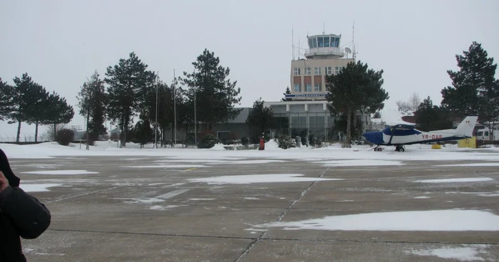 Pista aeroportului este blocată de zăpadă