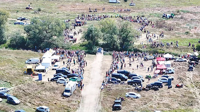 Maşina  accelerează  spre rampă