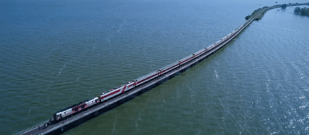 O cursă specială cu un „tren plutitor”, la mare căutare în Thailanda - VIDEO
