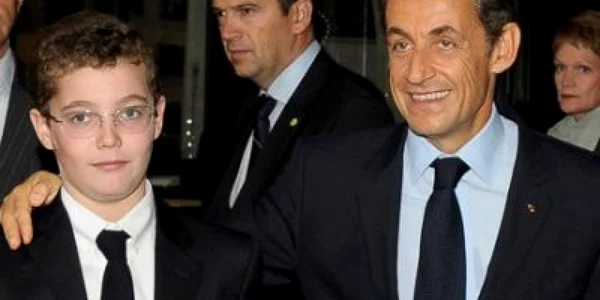 Preşedintele Sarkozy şi fiul său mai mic, Louis