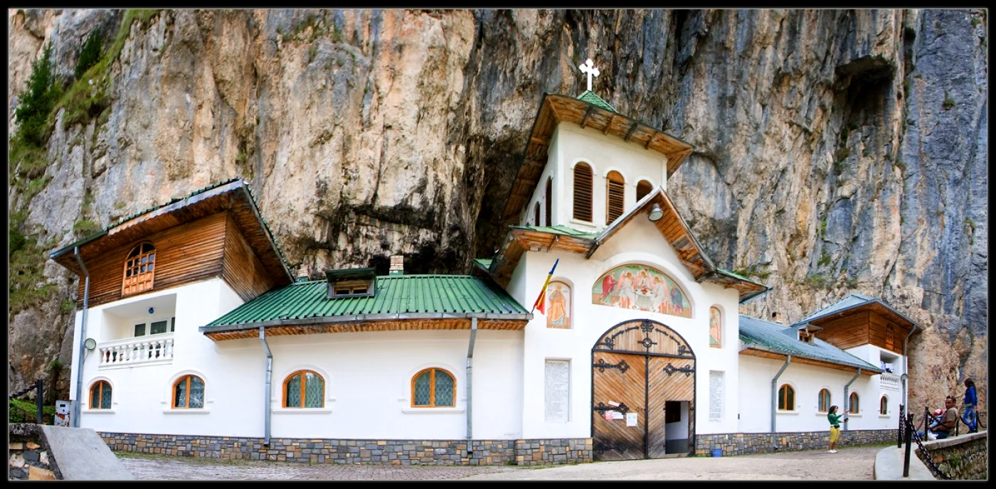 pestera ialomitei manastire