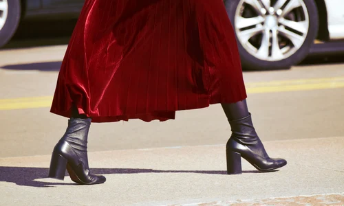 femeie fusta rosie ghete elegante SrFqoDBRaJ4 jpg