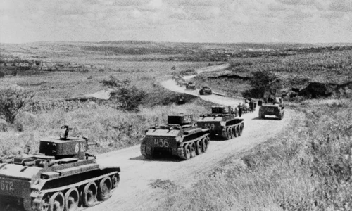 Convoi de tancuri sovietice in timpul anexarii Basarabiei 1940 jpg