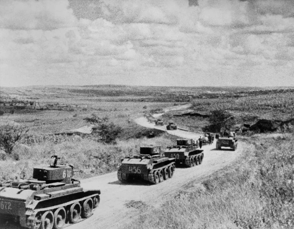 Convoi de tancuri sovietice în timpul anexării Basarabiei / foto: arhiva