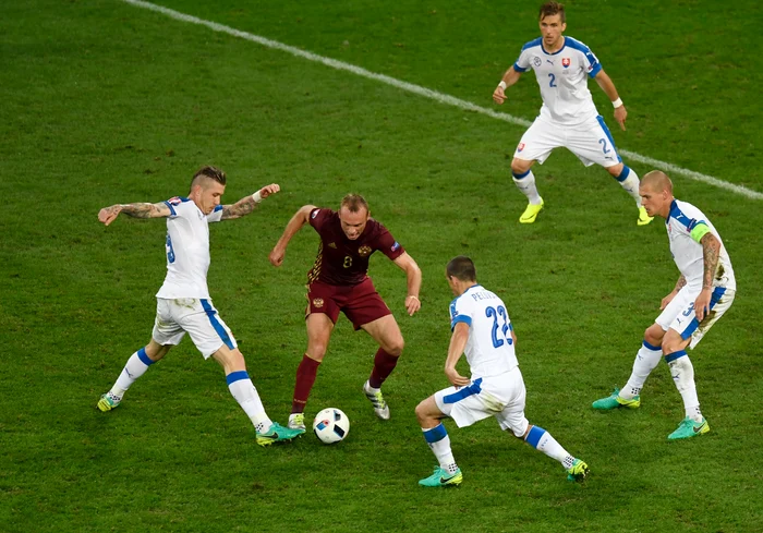 
    Glushakov şi compania au fost net inferiori lui Hamsik, Skrtel şi compania şi mai au şanse mici de calificare mai departe. Totul va depinde de ultimul meci, cu Ţara GalilorFOTO: Getty Images  