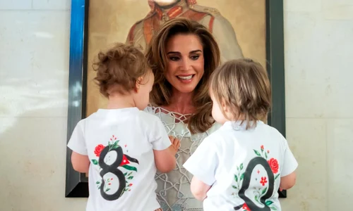 Regina Rania cu nepoatele Iman și Amina jpg