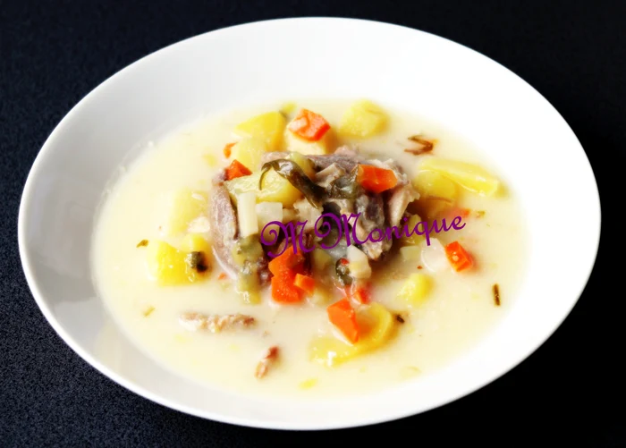 
    CIORBĂ DE CARTOFI CU TARHON ŞI AFUMĂTURĂ  