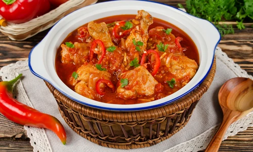 Tocanita picanta de pui  Sursa foto shutterstock 311431784 jpg