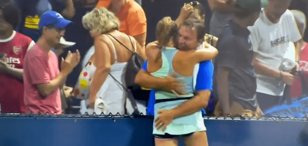 Scandal la US Open. O jucătoare de 16 ani, atinsă pe fund de antrenorul ei. Fanii au luat foc: „Îmbrățișări ciudate!” VIDEO