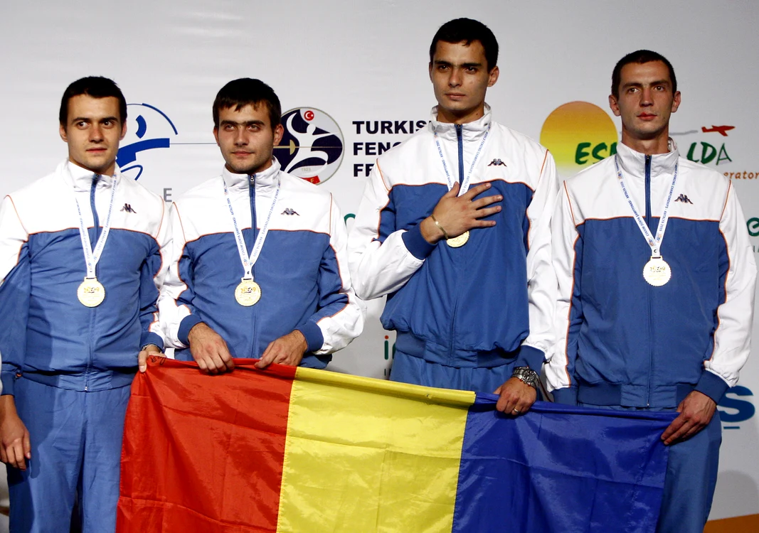 
    Echipa României, a cucerit medaliile de aur la C.M de scrimă din Turcia  