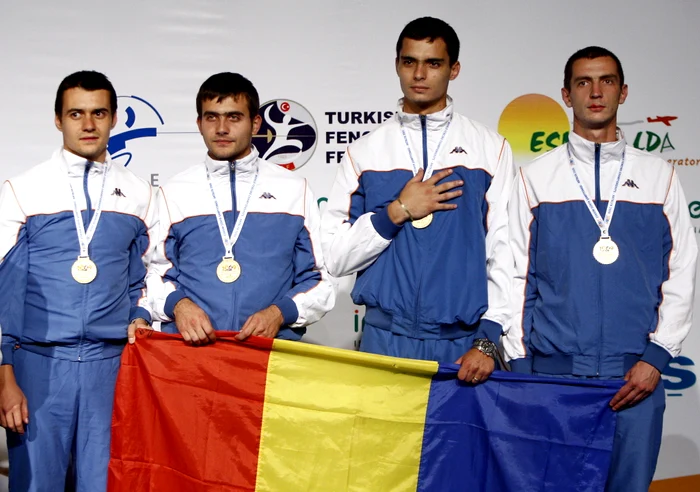 
    Echipa României, a cucerit medaliile de aur la C.M de scrimă din Turcia  