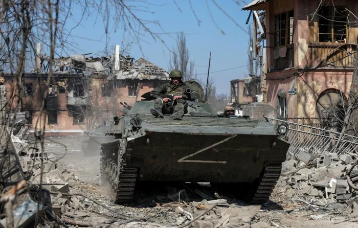 Blindat rusesc în Nova Kakhovka. Foto: TASS