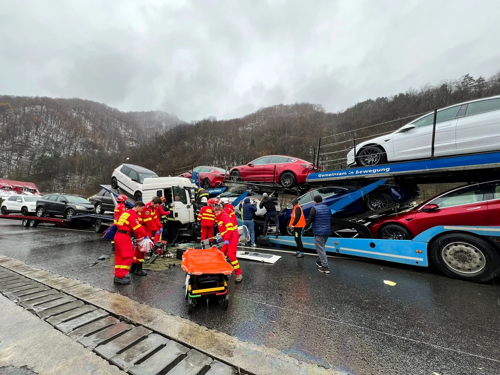 Accident pe Valea Oltului în zona Boița Sibiu în urma coliziunii a două TIRuri încărcate cu mașini