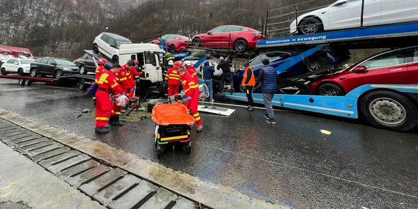 Accident pe Valea Oltului în zona Boița Sibiu în urma coliziunii a două TIRuri încărcate cu mașini Foto ISU Sibiu