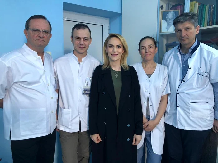 
    Gabriela Firea s-a pozat cu o parte din echipa de medicii de la Spitalul Cantacuzino care au operat-o la colonFoto: facebook Gabriela Firea  