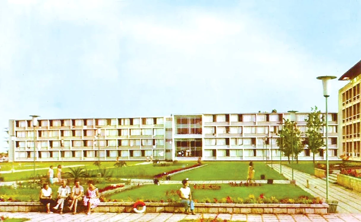 Zona centrală, 1960. Centrul staţiunii era un loc prietenos cu turiştii, datorită spaţiilor verzi şi băncilor de odihnă