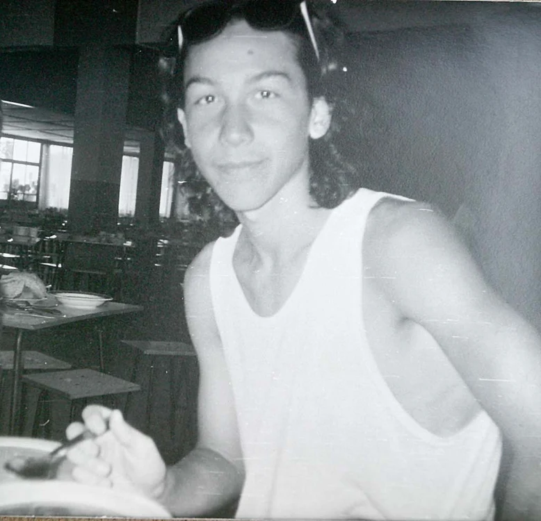 
    Aşa arăta Victor  Ponta la 18 ani,  împliniţi la Paris,  în 1990  