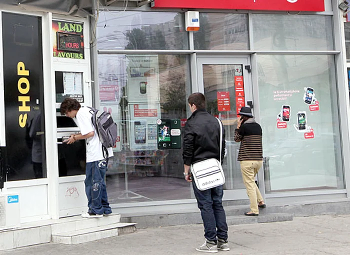 Afişul campaniei  demarate de Prefec- tura Capitalei îi  jigneşte pe tinerii  care au căzut în patima drogurilor  uşoare