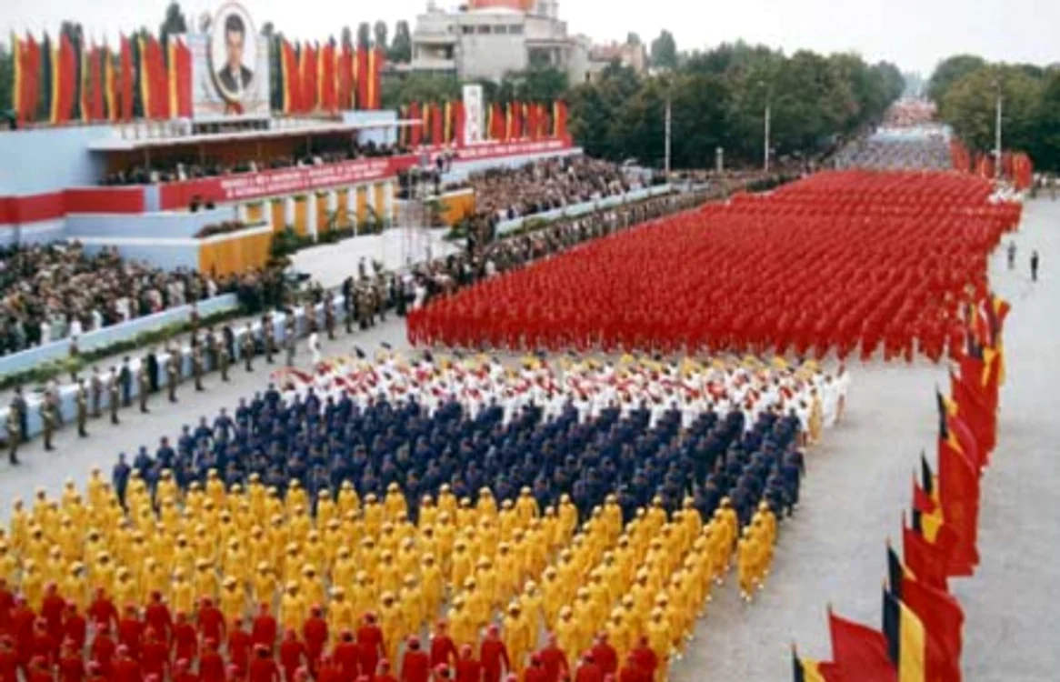 
    Parade fastuoase, cântece pioniereşti, marşuri militare și spectacole grandioase. Așa era organizată cea mai mare sărbătoare comunistă, 23 augustFOTO: Arhivele Naţionale (via Caiete Silvane)  