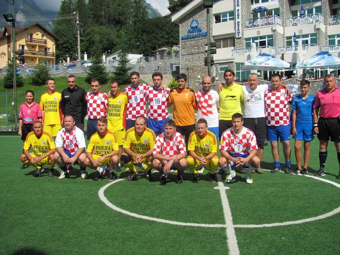 Echipele Romaniei şi Croatiei, înaintea meciului câştigat de "tricolori" cu 2-1
