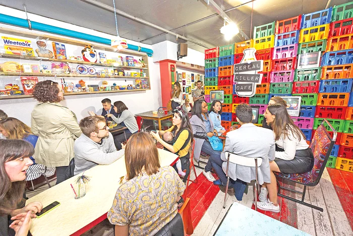 Localul este plin încă de la primele ore ale dimineţii