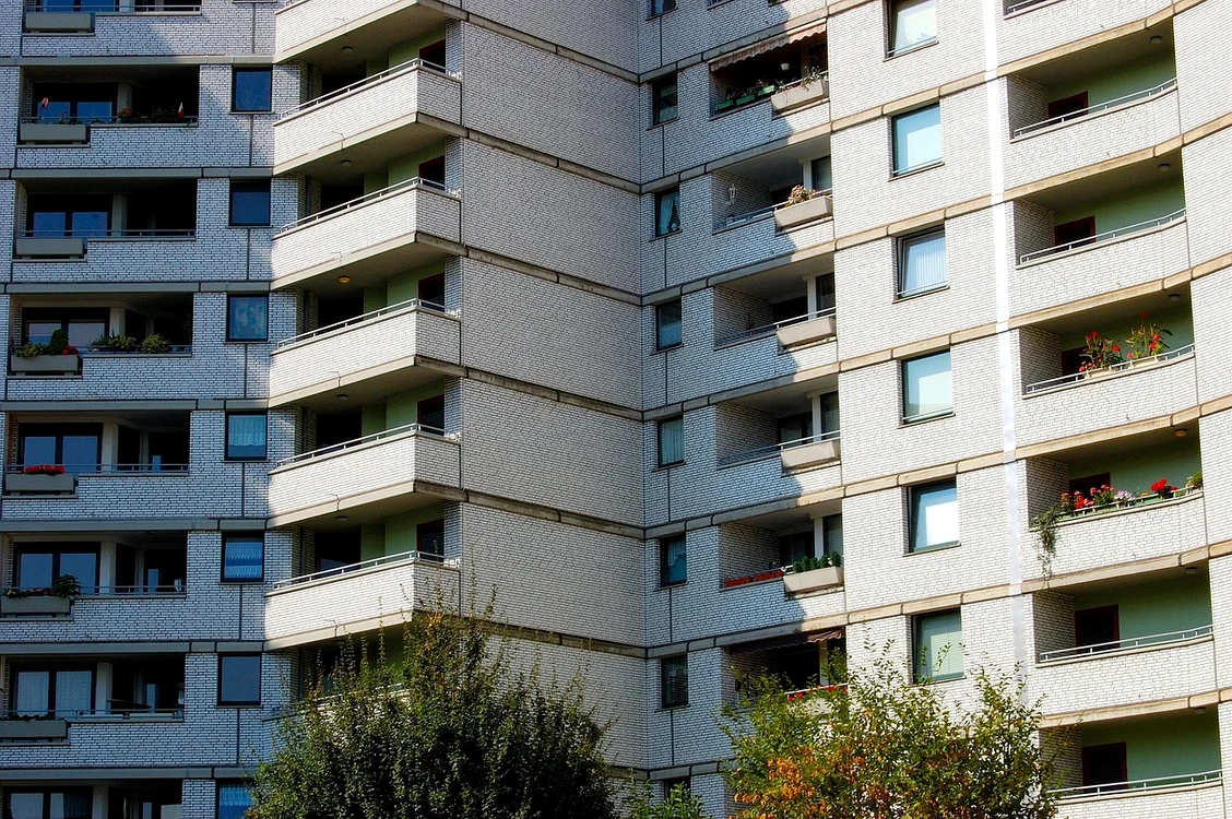 Românii trebuie să respecte orele de liniște dacă locuiesc la bloc / FOTO: Pixabay