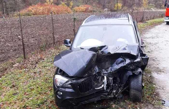 Cele două autovehicule s-au lovit frontal